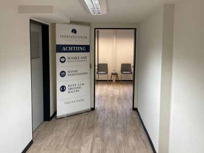 Flur mit Blick in Wartezimmer
